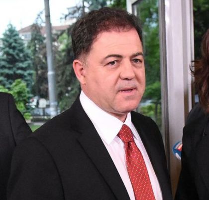 Военният министър Ненчев разписал нова крупна сума за фирма от обръча на Маджо