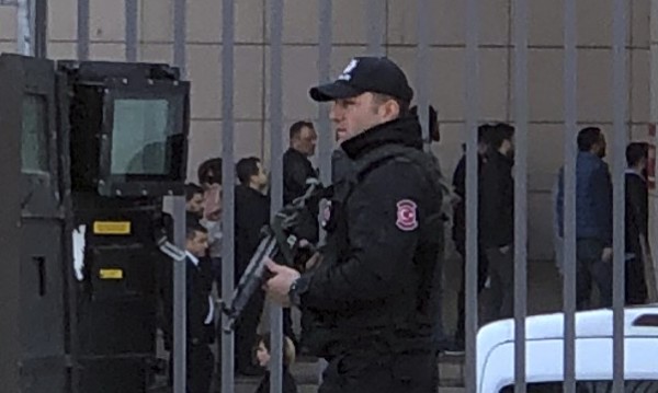 Драма в Турция: Полицай рани колега след свада