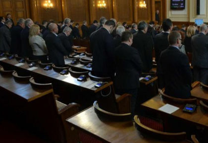 Депутатите сведоха глави и замълчаха в памет на жертвите от наводнението, Главчев с апел за обединение