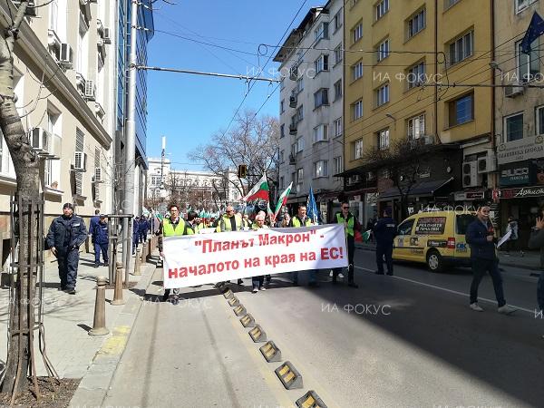 Протестиращите срещу пакет „Мобилност“ превозвачи блокираха движението по ул. „Г. С. Раковски“ в столицата