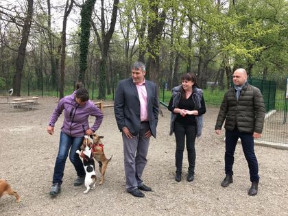 Обновиха кучешката площадка в парк „Лаута“
