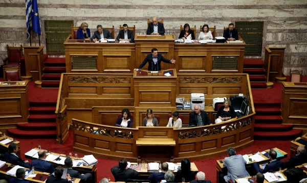 Гръцкият парламент прие пенсионната и данъчна реформа