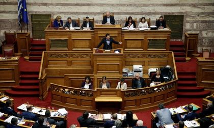 Гръцкият парламент прие пенсионната и данъчна реформа