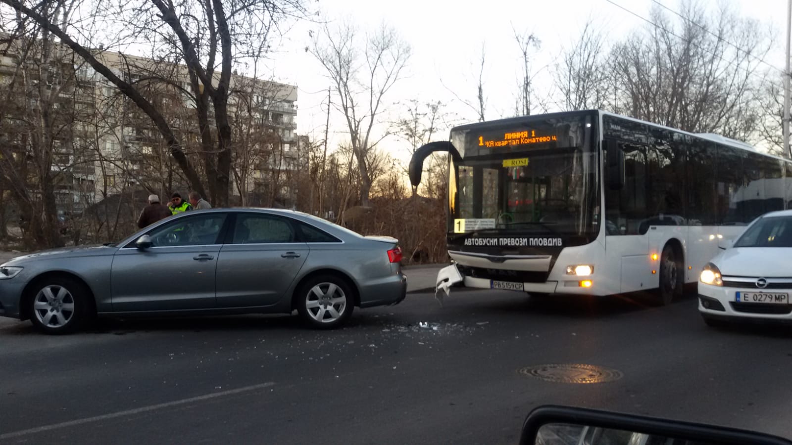 Лъскаво Ауди и автобус се удариха на булевард в Пловдив, тапата е сериозна
