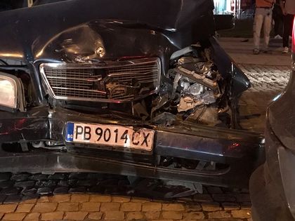 Мерцедес нацели Фолксваген в Кичука, размаза се (СНИМКИ)