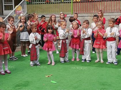 Стара Загора: С концерт „Играем и учим с нашите приятели от Европа” Детска градина „Славейче” приключи своя проект „Да се научиш да играеш и да играеш, за да учиш”