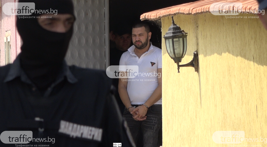 Пари и пендари - полицията рови и намира богатства в домовете на ало апашите от Левски СНИМКИ
