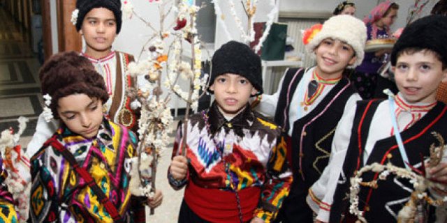 Роми сурвакат по Главната за някой лев