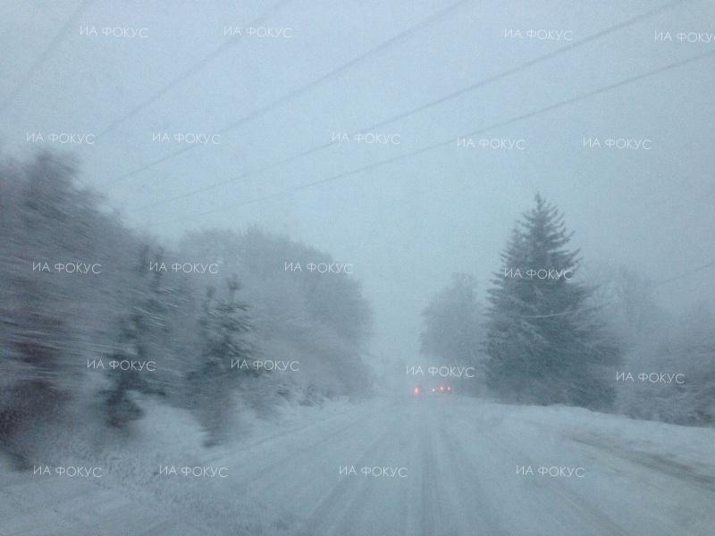 АПИ: Временно е ограничено движението по път II-62 Дупница – Самоков в двете посоки за всички МПС, поради обилен снеговалеж