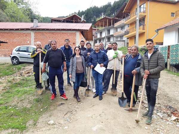 Благоевград: Група доброволци от кв. „Комсала“ в град Гоце Делчев посадиха над 200 акациеви фиданки по южния склон на квартала