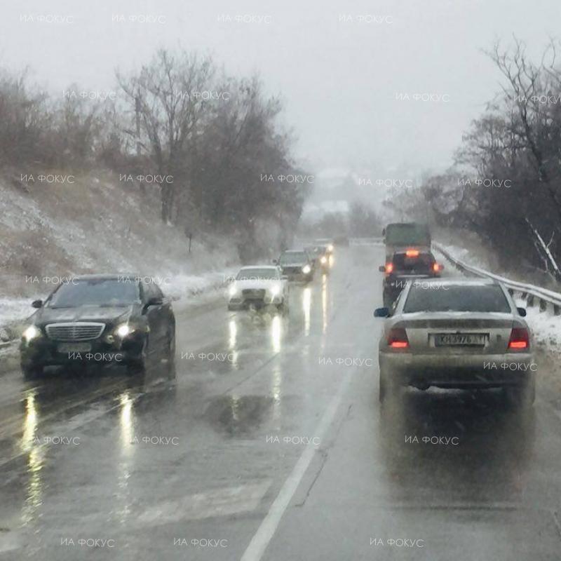 Плевен: Затруднено е движението по пътя Плевен - Бяла, образуват се колони от автомобили