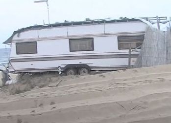 Издирват собственици на каравани, заради разрушените дюни на Къмпинг „Смокиня“