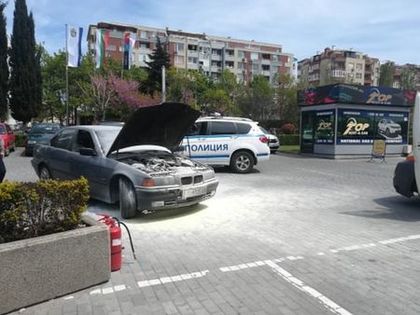 БМВ пламна като факла пред мола, млад шофьор едва се спаси