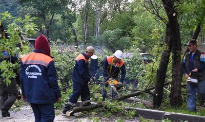 Още повече жертви на урагана в Москва, станаха 16