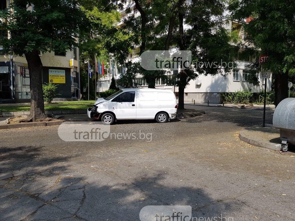 Бус отнесе джип в центъра на Пловдив, пострада и трета кола СНИМКИ