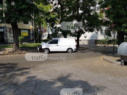 Бус отнесе джип в центъра на Пловдив, пострада и трета кола СНИМКИ