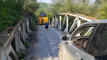 Заседнал автобус затвори пътя за Струпешкия манастир (СНИМКИ)