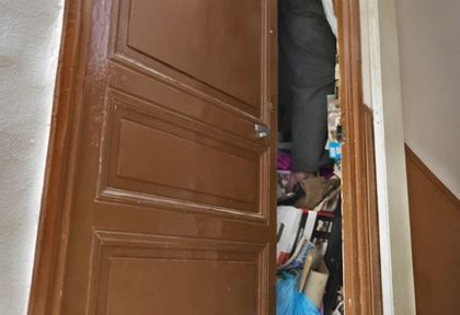 Никога не сте виждали такъв апартамент! Този човек е събрал толкова боклуци от кофите, че не може да мине през вратата (СНИМКИ)