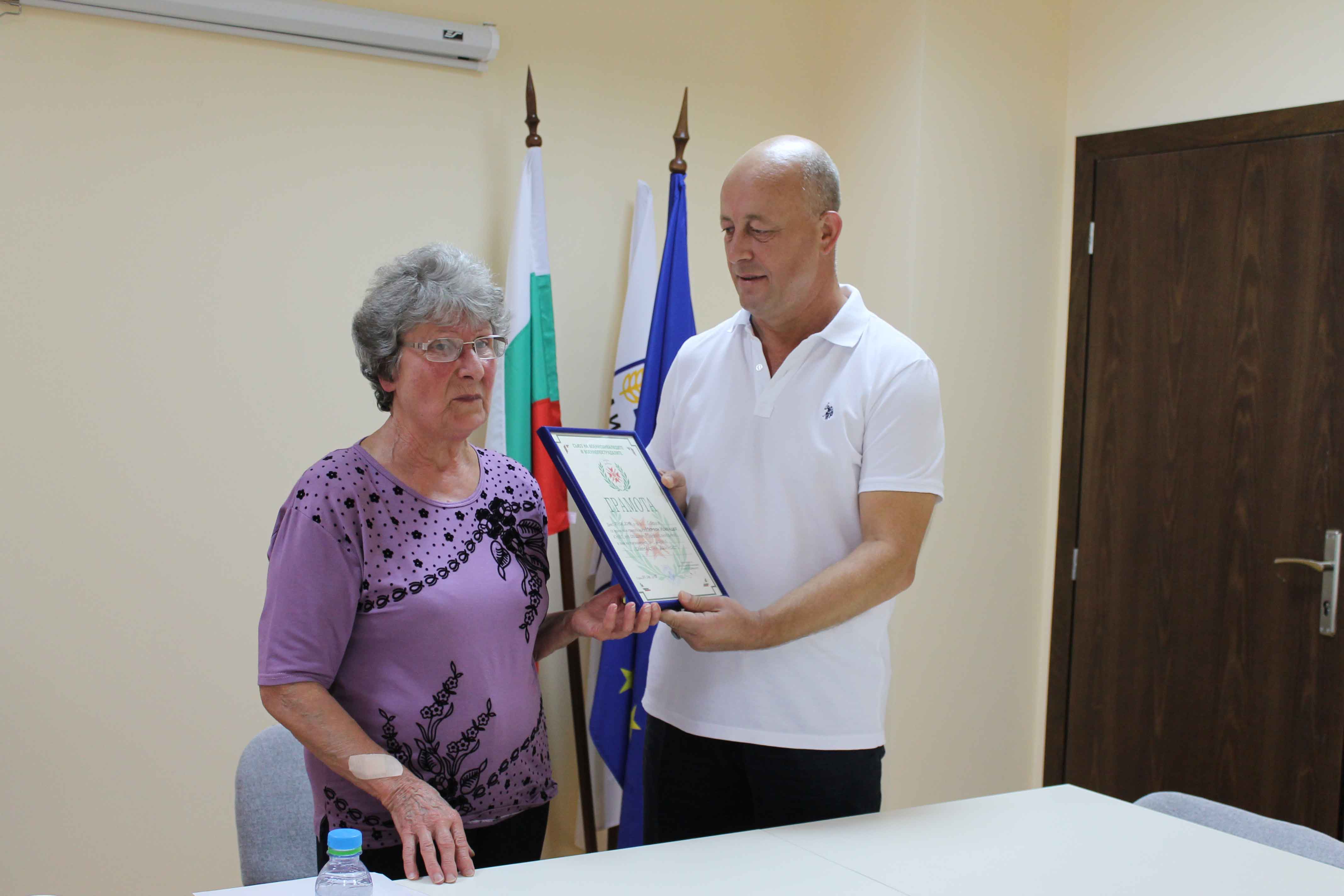 Кметът Мюмюн Искендер получи грамота от Съюза на военноинвалидите