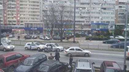 СНИМКИ: Четирима зрелищно натръшкани на булевард във Варна!