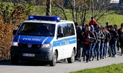 Тълпа нападна автобус с бежанци в Германия