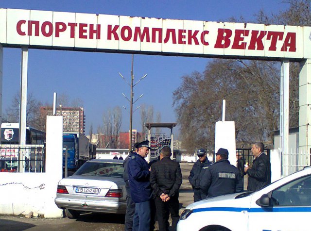 Текущи скандали: Общината гони „Векта” от стадиона, съдът не дава