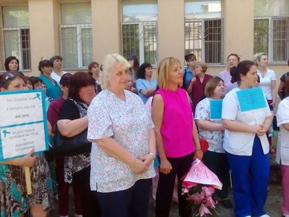 Видин: Омбудсманът Мая Манолова подкрепи протестът на специалистите по здравни грижи, организиран пред болницата в града