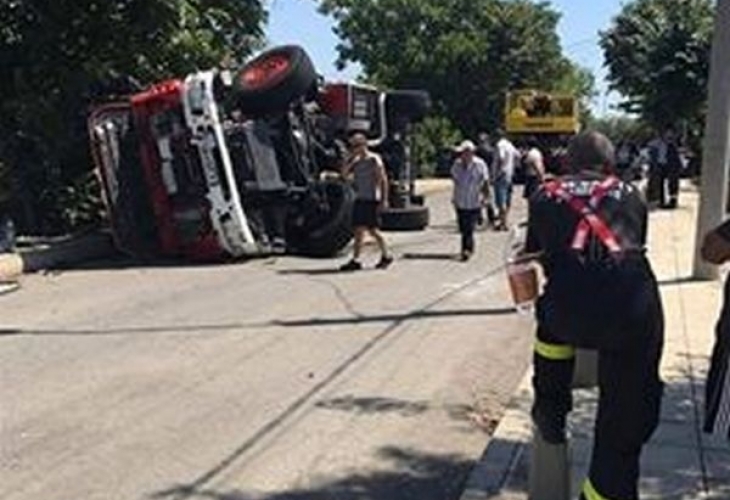 Зрелище край Поморие! Пожарна се преобърна, огнеборец е сериозно пострадал (СНИМКИ)