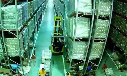 Домино XXL: Работник в склад бута рафт със стоки и...