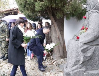 Корнелия Нинова се преклони пред Апостола в Карлово