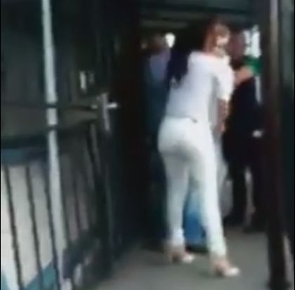 Ексклузивно! ВИДЕО от побоя над Рут Колева! Служителката на Външно озверява, едвам я удържат (СНИМКА)