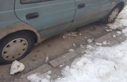 Вандалщина! Нарязаха гумите на над 40 коли в Пловдив!