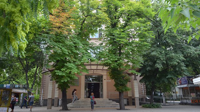 Пловдивчанка остави 12 бона под пейка пред ПУ
