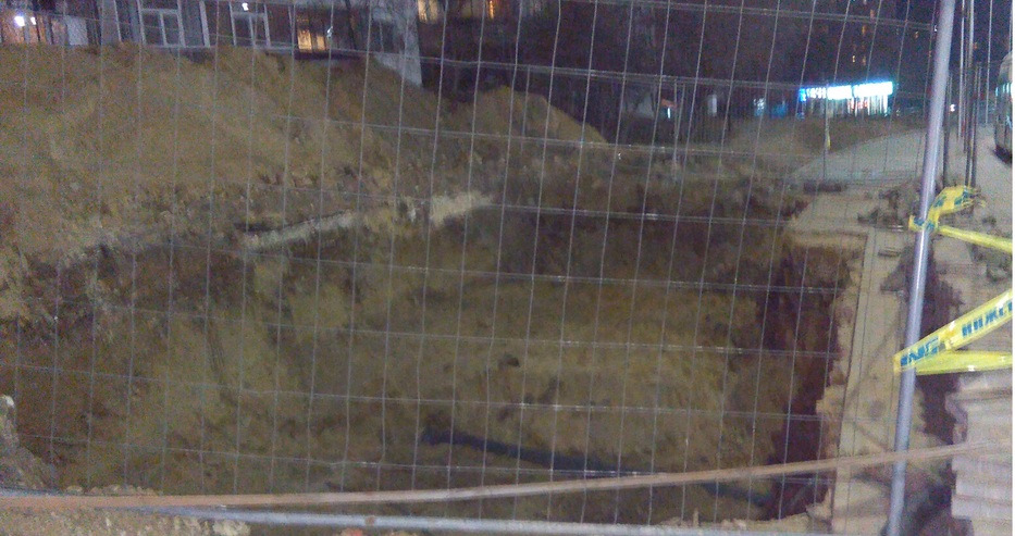 Читател: Новият тротоар на бул. Ян Палах” във Варна е зверски разкопан (снимки)