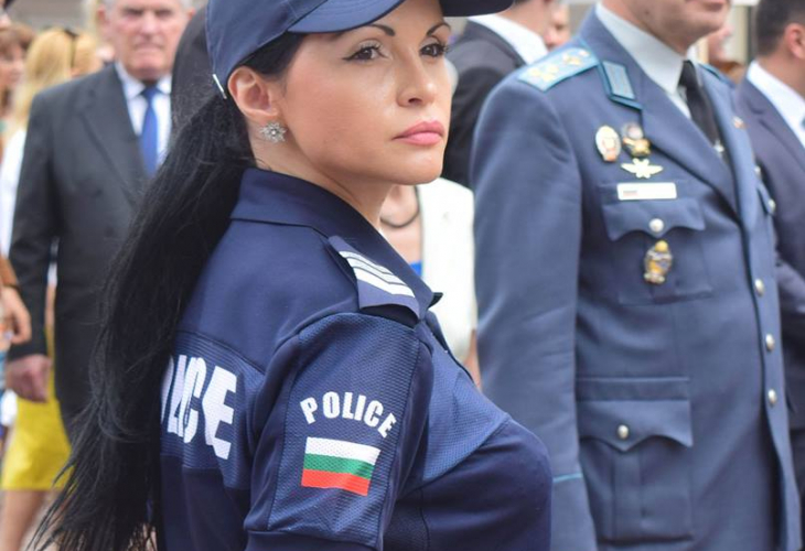 Тази секси полицайка от Пловдив ще ви накара да извършите престъпление, за да ви арестува (СНИМКИ)