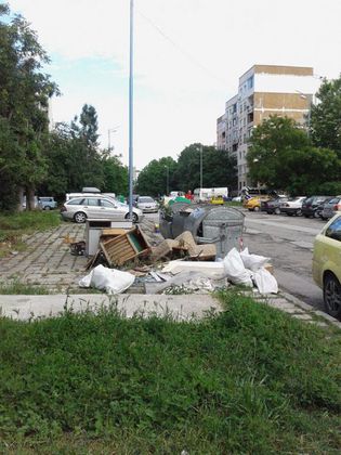 Тротоар в „Тракия” се превърна в бунище