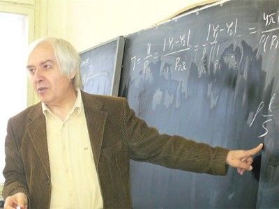 Чиновници оставиха златните физици на даскал Теодосий без техника
