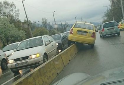 Столичен таксиджия на косъм от страшна катастрофа в час пик (СНИМКИ)
