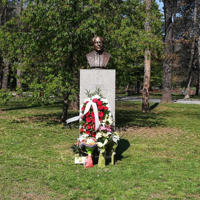 Официално бе открит възстановеният бюст-паметник на композитора Панчо Владигеров в Борисовата градина (ОБЗОР)