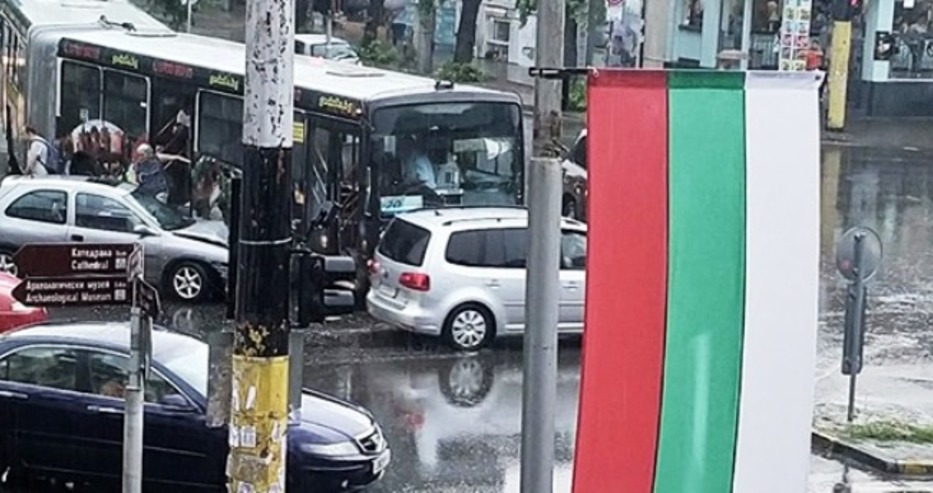 Извънредно: Катастрофа с автобус в центъра на Варна! (снимка)