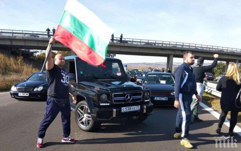 Мутри в мерцедеси с руски номера блокират 