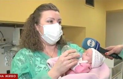 В Бургас спасиха бебе, тежащо 600 грама (Видео)