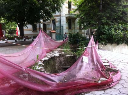 Две дупки в центъра чакат майсторите от ВиК