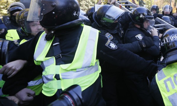 40 души опитаха да щурмуват полицейски участък в Киев