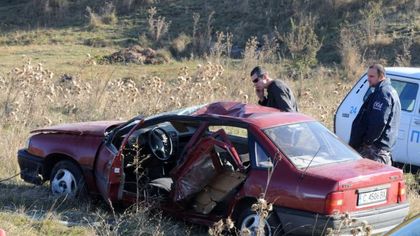 Челен сблъсък на пътя между две пловдивски села прати трима в болница
