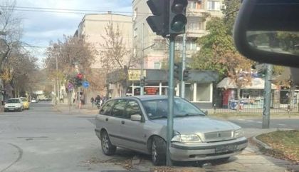 Автомобил без номера се вряза в светофар на печално пловдивско кръстовище
