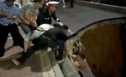 Ужас: Земята се отвори в оживен град, глътна 4 души