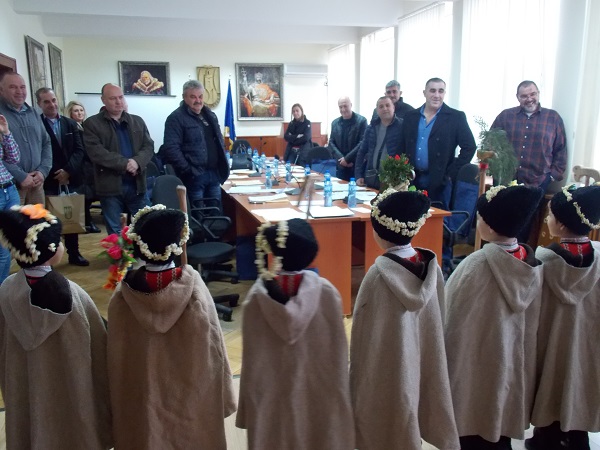 Хасково: Малки коледари посетиха Общинската администрация в Тополовград