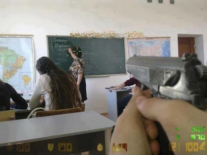 Синът на полицая Караджов държи на мушка с пистолет учителка в час!