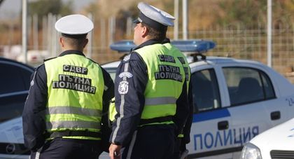 Три леки автомобила се нанизаха на улица в София